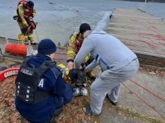 Lód się załamał, pies wpadł do wody. Dramatyczna akcja na jeziorze