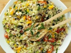 Lekka sałatka na pierwszy dzień wiosny. Nawet gdybyś zrobił ją w wannie, to zniknęłaby w mig