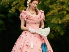 Łódzkie z pasją. Piotrkowianka prowadzi pracownię rekonstrukcji dziewiętnastowiecznych strojów