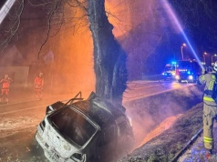 Osobówka spłonęła po uderzeniu w drzewo. Tragedia w Krakowie