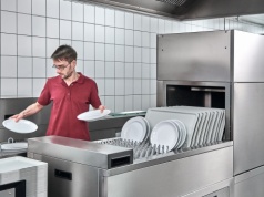 Wyposażenie kuchni hotelowej w zmywarkę gastronomiczną - na co zwrócić uwagę?