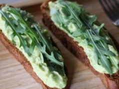 Biorę serek wiejski i awokado, a po chwili mam pyszną pastę. Używam jej do kanapek zamiast masła