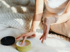 Maści i balsamy roślinne w domowej pielęgnacji skóry – kiedy warto po nie sięgać?