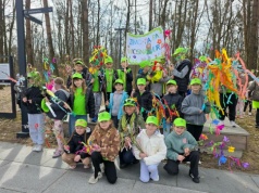 Radośnie powitali wiosnę. Kolorowy korowód i mnóstwo atrakcji w szkole.