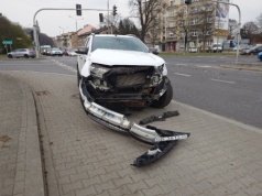 Z ostatniej chwili: Zderzenie aut na skrzyżowaniu. Obaj wjechali na zielonym? – foto