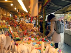 Na Wielkanoc do Polski. Samochodem czy samolotem – jakie koszty?