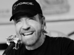 Chuck Norris nie żyje. Legendarny "Strażnik Teksasu" zmarł w wieku 86 lat