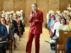 Koniec ze smartfonami w szkołach, więcej praktyki i wsparcie emocjonalne. Minister spotkała się z nauczycielami w Lęborku