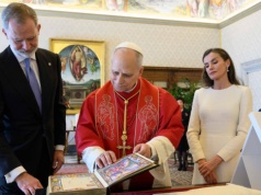 Strój królowej zwrócił uwagę. Tylko kilka kobiet może się tak ubrać na wizytę u papieża