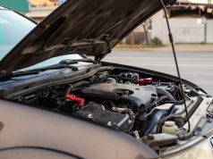 Silnik nagrzewa się, choć auto stoi. Większość macha ręką, a kończy się kosztowną awarią