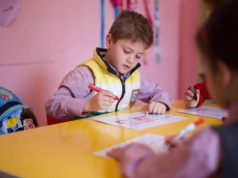 Polskie dzieci mają ponad 100 dni wolnego od szkoły w ciągu roku. Rodzice i tak narzekają