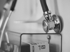 Wraca sprawa śmierci 29-latka na przystanku przy MSWiA. Lekarka z zarzutami, śledztwo nadal trwa