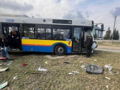 Kierująca autobusem miejskim wymusiła pierwszeństwo i zderzyła się z osobówką. 7 osób trafiło do szpitala