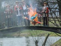 Topienie Marzanny – ludowy zwyczaj pożegnania zimy