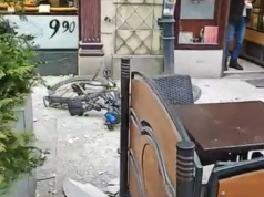 Fragment elewacji spadł na ogródki kawiarniane w centrum Krakowa