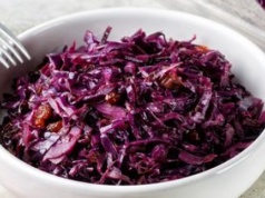 Do obiadu podaję surówkę z czerwonej kapusty. Smakuje jak "u Chińczyka", ale wygląda o niebo lepiej