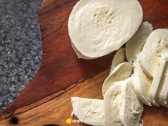 Większość osób źle je mozzarellę. Przez to ser gorzej smakuje