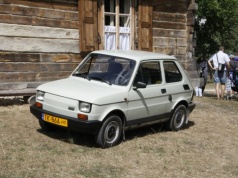 Wobec kryzysu paliwowego przebudował Fiata 126p – auto jeździ na węgiel drzewny