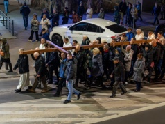 Ponieśli drewniany krzyż wzorem Chrystusa. Tak upamiętnili jego mękę