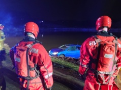 Z ostatniej chwili: Bestwina: Samochód wpadł do stawu i dachował! W aucie cztery osoby – foto