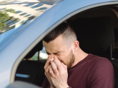 Doktor ostrzega kierowców. Wiosną wysyp tych, którzy jeżdżą "na ślepo"