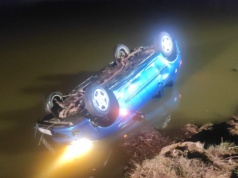 Dramat w Bestwinie. Samochód wpadł do stawu. W środku cztery osoby