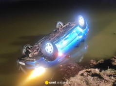 Auto wpadło do wody, w środku byli ludzie. Chwile grozy w piątkowy wieczór