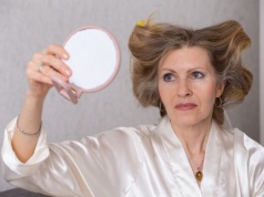 Jedna fryzura po 50. roku życia potrafi optycznie otworzyć twarz. Nie trzeba skracać długości