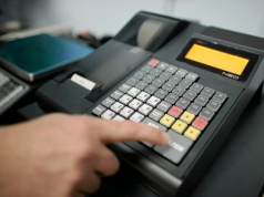 Większość z nas robi to po zakupach automatycznie. Skarbówka: lepiej zmienić ten nawyk