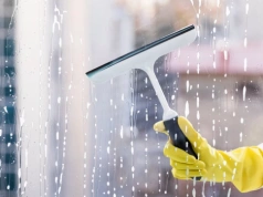 Jedna tabletka i kropla gliceryny. Okna będą lśniły tygodniami, bez smug