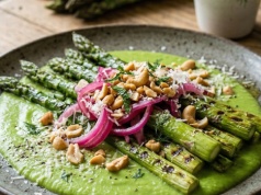 Zwiastun wiosny wg Gesslera, czyli grillowane szparagi z zielonym velouté