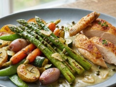Francuska klasyka w wiosennym wydaniu. Pierś z kurczaka ze szparagami