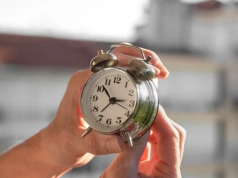 Znów przestawiamy zegarki. Skutki? Poważniejsze, niż myślisz