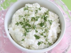 Dorzucam do twarożku i mieszam. Smakuje lepiej niż oklepany szczypiorek