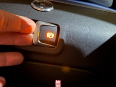 Parkujesz tylko na ręcznym? To błąd, który potrafi nawet spowodować zagrożenie. Jak parkować?