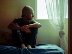 "Moi rodzice mogą, a i tak nie spędzają ze mną czasu". Trudna prawda o relacji z nastolatkiem