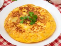 Omlet robię po hiszpańsku. Po takim śniadaniu nikt nie myśli o przekąskach