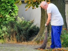 Mają 85 lat i pracują na śmieciówkach. GUS pokazał nowe dane