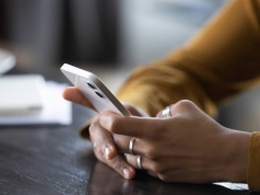 Bateria w smartfonie wytrzymuje coraz krócej? Eksperci zdradzają powód