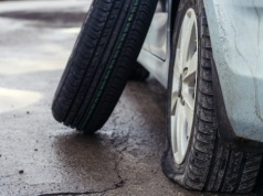 Wjechałem w dziurę i zniszczyłem oponę. Sąd nie ma wątpliwości