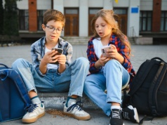 Kupiła córce telefon, ale po kryjomu ją sprawdza. "Usłyszałam, że to naruszenie prywatności"