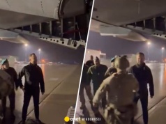 Polscy żołnierze ewakuowani z Iraku. Szef MON powitał ich na lotnisku