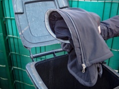 Nie wyrzucaj starych ubrań do zwykłego kosza. Błąd kosztuje nawet 5000 zł