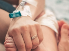 Tak zachowuje się ciało kobiety po porodzie. Drżenie na początku przeraża