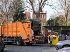 Stawiasz przy śmietniku, a śmieciarka je mija? Tych odpadów nie zabiorą