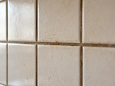 Płytki odchodzą do lamusa. Istnieją lepsze rozwiązania. Te ściany w kuchni robią dziś furorę