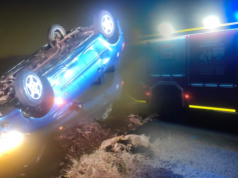 Chwile grozy nad stawem. Auto wpadło do wody, w środku cztery osoby