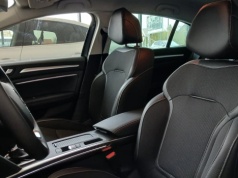 Z prostym silnikiem, automatem i niezbędnym wyposażeniem za 99 900 zł. Bagażnik 513 l spokojnie wystarczy dla rodziny