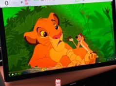 Nie bierz do ręki telefonu podczas jazdy. Ale zza kółka możesz (legalnie?) oglądać film