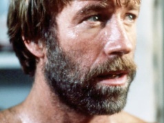 Chuck Norris nie żyje. Za te filmy go zapamiętamy